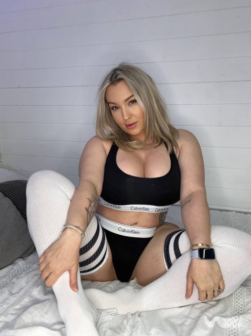 How bad do you want to pull my thong to the side ? https://t.co/wczP1KRI8z https://t.co/zqXhGPQcee