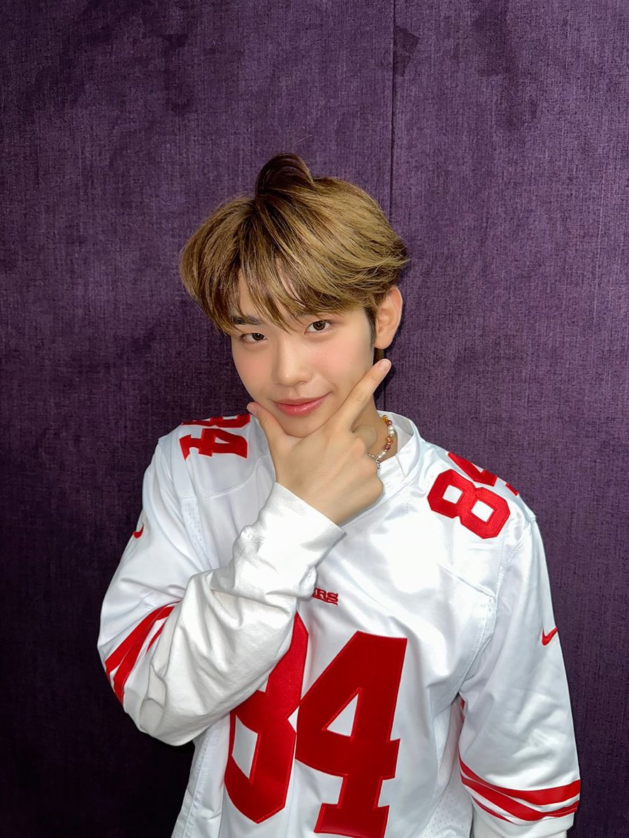 kimteerae's tweet photo. I was way too happy that we finally can come across each other more often after today’s first music show, see you on the upcoming stages! 🌹 https://t.co/ICuZIPyNzH