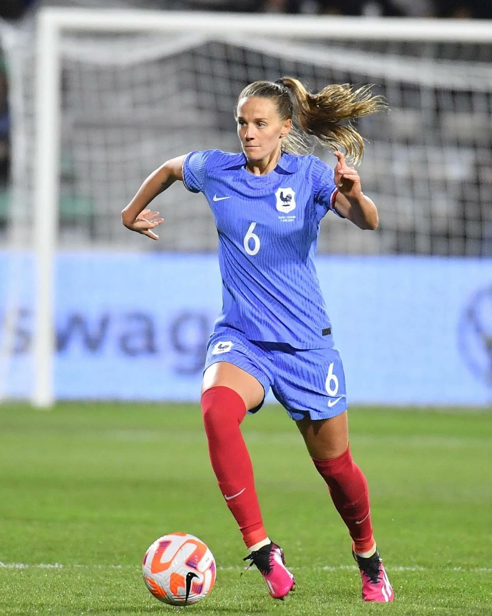 supportrice_edf's tweet photo. Joyeux anniversaire à Sandie #Toletti qui fête ses 2️⃣8️⃣ ans aujourd'hui !! 🥳 https://t.co/O7CJ2cDLdj