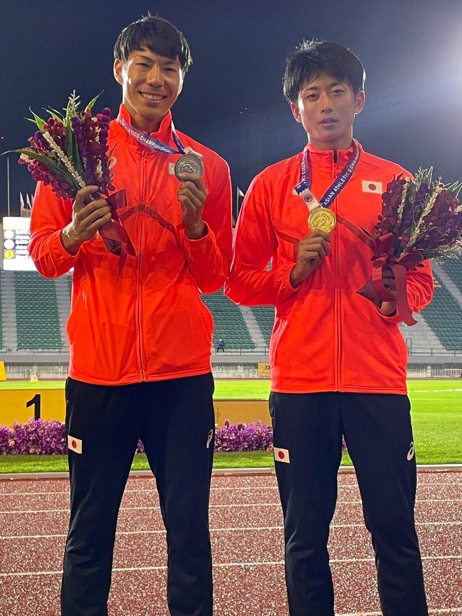 jaaf_official's tweet photo. ／
【#アジア選手権】
チームカメラ📸🇯🇵
＼

男子400m表彰式💐

#佐藤拳太郎 (富士通)
@cell_17 
金メダル🥇

#佐藤風雅 (ミズノ)
@dentyu_brother 
銀メダル🥈

おめでとうございます㊗️👏

✅本日の結果等はこちらから
https://t.co/O0GhoNs40Z

#声援を力に_挑戦のその先へ https://t.co/2vpI1Sxr4b