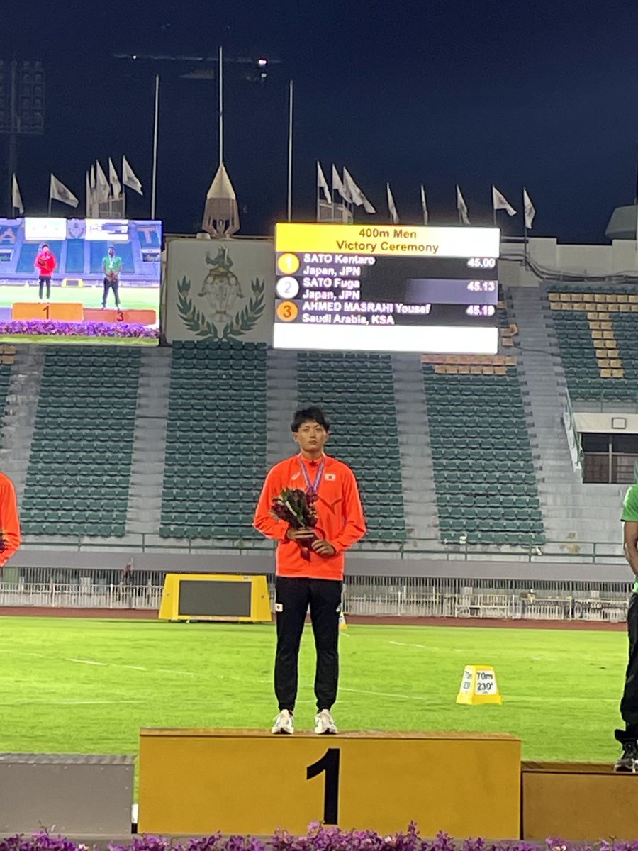 jaaf_official's tweet photo. ／
【#アジア選手権】
チームカメラ📸🇯🇵
＼

男子400m表彰式💐

#佐藤拳太郎 (富士通)
@cell_17 
金メダル🥇

#佐藤風雅 (ミズノ)
@dentyu_brother 
銀メダル🥈

おめでとうございます㊗️👏

✅本日の結果等はこちらから
https://t.co/O0GhoNs40Z

#声援を力に_挑戦のその先へ https://t.co/2vpI1Sxr4b