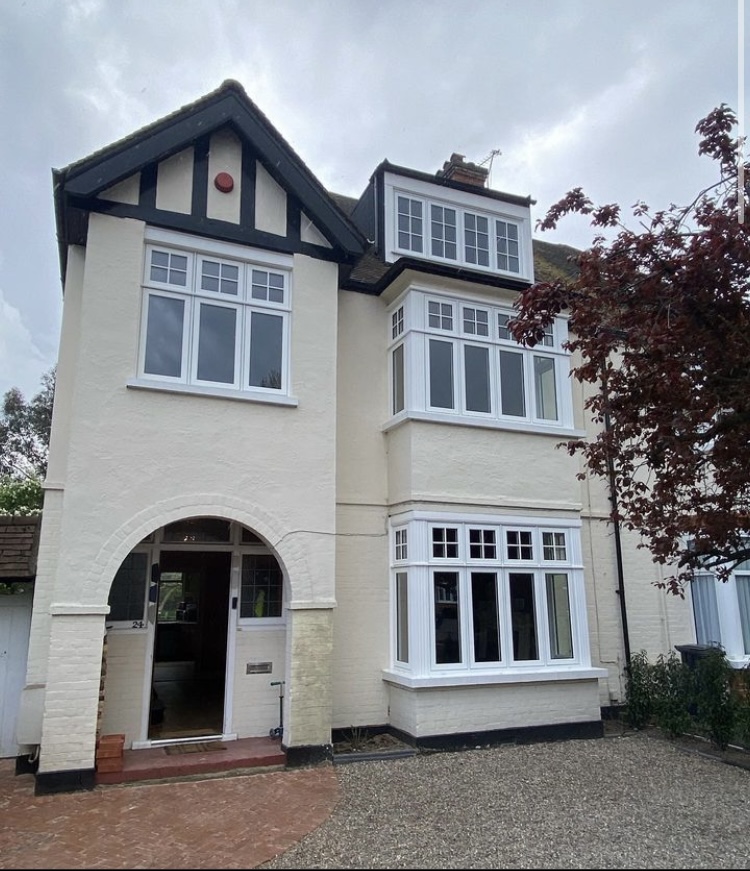 residence9's tweet image. These newly installed R9 Grained White windows outperform many other systems with sophisticated design, innovation and technological advancements. 

🛠️ Winchmore Windows

➡️ eu1.hubs.ly/H04kS_Z0

#R9 #grainedwhite #baywindows #timberalternativewindows #installer #fabricator