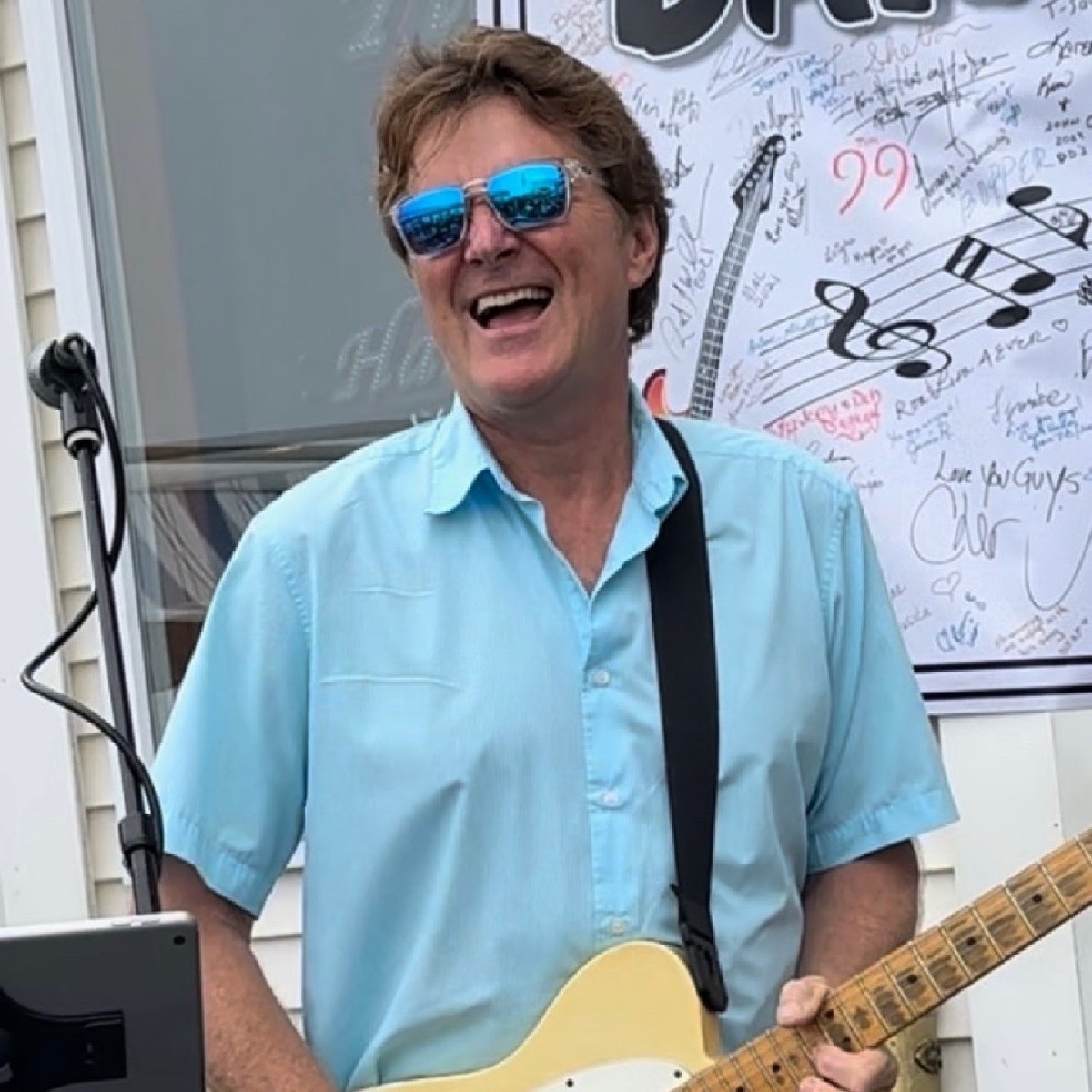 🎶🎸🎤 Dan Merrill is back! Come join the party at the 19th Hole this Saturday afternoon from 3-5 pm. 🎶🎸🎤 

#pointsebago #danmerrill #19thhole #summerconcert