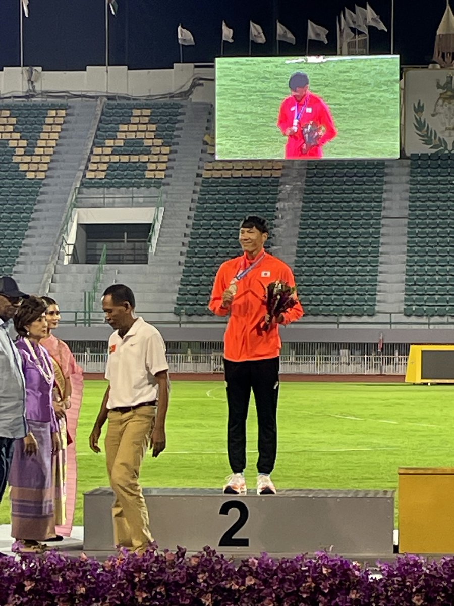 jaaf_official's tweet photo. ／
【#アジア選手権】
チームカメラ📸🇯🇵
＼

男子400m表彰式💐

#佐藤拳太郎 (富士通)
@cell_17 
金メダル🥇

#佐藤風雅 (ミズノ)
@dentyu_brother 
銀メダル🥈

おめでとうございます㊗️👏

✅本日の結果等はこちらから
https://t.co/O0GhoNs40Z

#声援を力に_挑戦のその先へ https://t.co/2vpI1Sxr4b