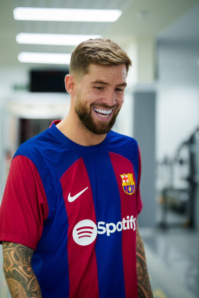 My name is Iñigo Martínez, I signed with Barça, prepare to smile.