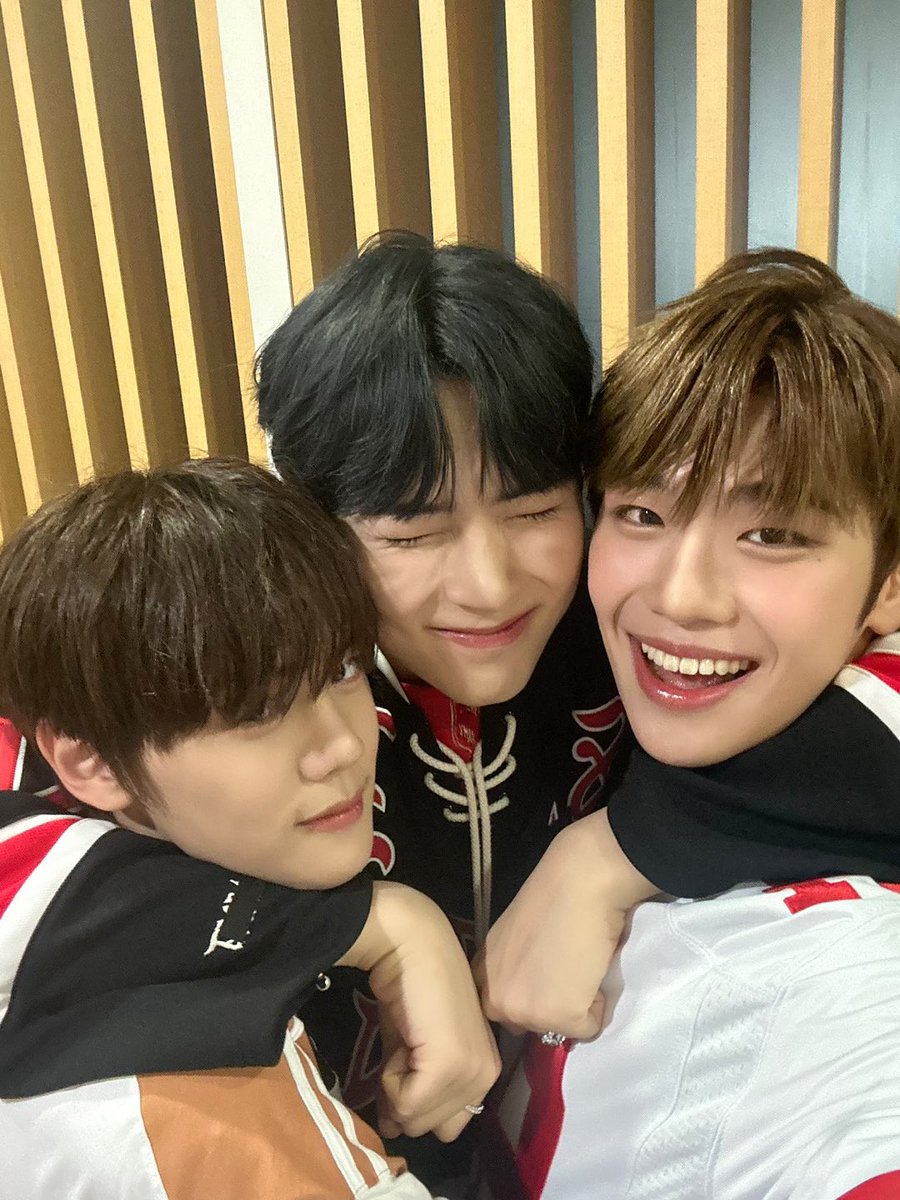 _💌

제로즈~!
비가 많이 오는데 안 다치구 잘 있죠?
오늘 첫 음악방송이었는데
확실히 제로즈 힘은 대박이야.. 중간에 눈 맞추며 
무대 했는데 덕분에 너무 잘 마쳤어요❤️
이번에 못 온 제로즈들은 다음번에 꼭 만나고!
앞으로도 서로 눈에 많이 담아 가자 :)

무리해서 오지마요!!
운명이라 언제든