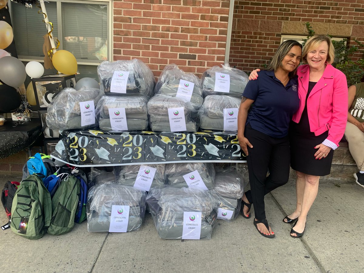 CircleofHopeBOS's tweet image. In June, we attended a graduation celebration at Boston Police Dept for students who are heading off to college in the fall. We brought 35 #GetSet packages of bedding &amp;amp; dorm essentials to help the students get a strong &amp;amp; healthy start in college. Thank you BPD for inviting COH!