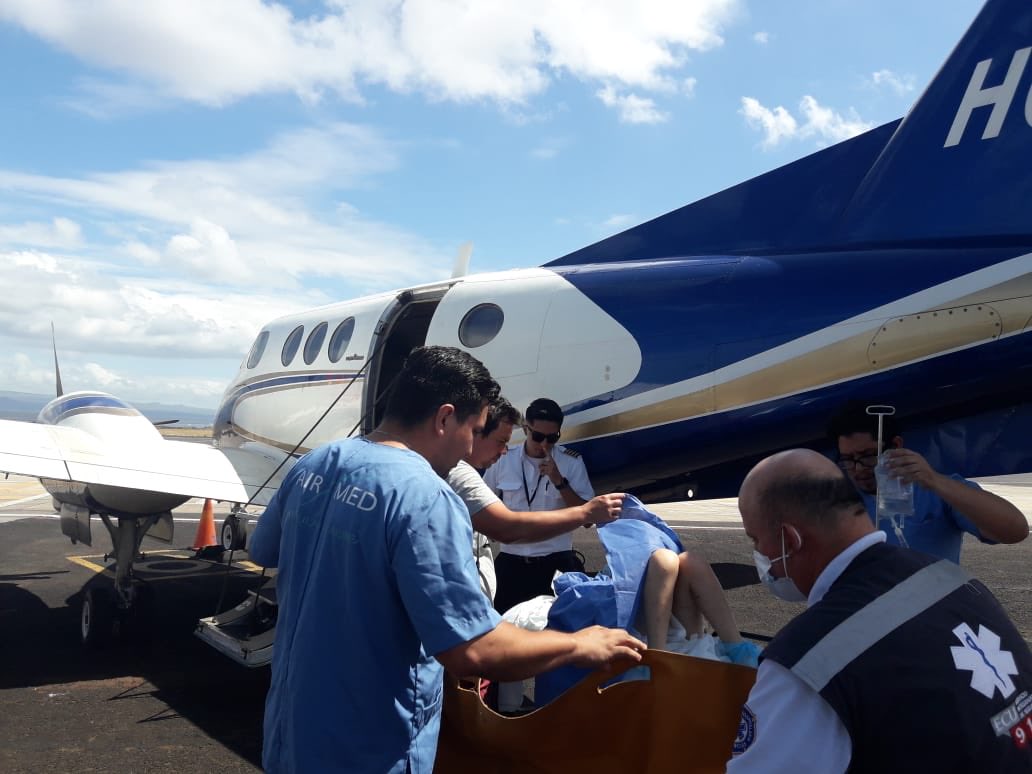 AIRMED Niño 8 años cae en volcán 70 mt , Si 70mt con Graves Traumas en Los Gemelos Sta Cruz mbuena atención primaria hosp Rep. Ecuador EVACUA AIRMED hacia Guayaquil Bajo empaquetamiento y monitoreo electrónico total con 2UCI Misión cumplida con éxito Vamos  30años Salvando Vidas