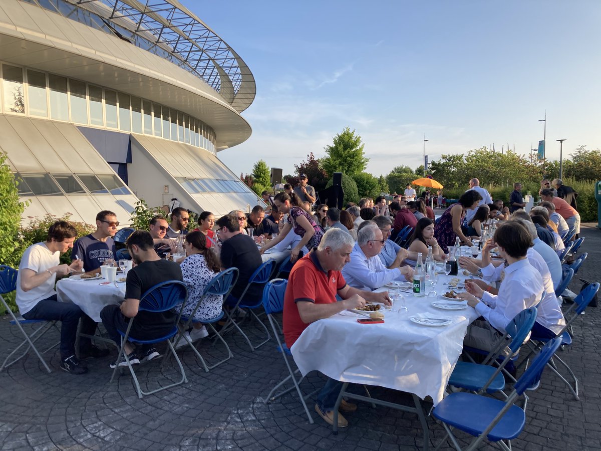 EsterTechnopole's tweet photo. [RETOUR EN IMAGES] 📸 sur le barbecue du #ClubESTER 🍻

Jeudi dernier, une centaine de personnes étaient réunies à #ESTERTechnopole pour un événement convivial 😃

Dégustation, jeux, musique &amp; bonne humeur était au programme de cette belle soirée estivale 🎤🏏

Bonnes vacances 😎 https://t.co/XziqkLpI0w