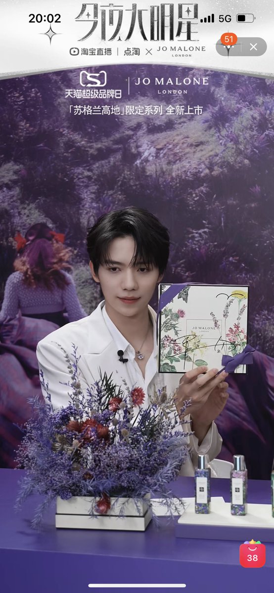 น้องบอกว่าอยากเจอแม่ๆ ดิชั้นน้ำตาปิ ละดูความเซ็นใหญ่เซ็นโตให้แม่ๆ น่ารักกกก
#หลัวอีโจว #罗一舟 #LuoYizhou