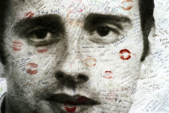 Se cumplen 26 años del vil asesinato de Miguel Ángel Blanco a manos de la banda terrorista ETA. 

Los demócratas nunca olvidaremos su valiente defensa de la libertad.

Verdad, Memoria, Justicia y Dignidad 🖤