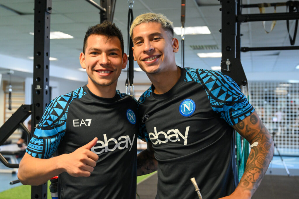 H_V_Maradona's tweet photo. Iniziata oggi ufficialmente al Konami Training Center la stagione azzurra 2023-24.
Della prima squadra presenti #JJesus, #Demme, #Lozano, #Politano, #Olivera, #MRui, #Gaetano, #Zedadka e #Zanoli
#ForzaNapoliSempre https://t.co/Mbe4L0mrFU