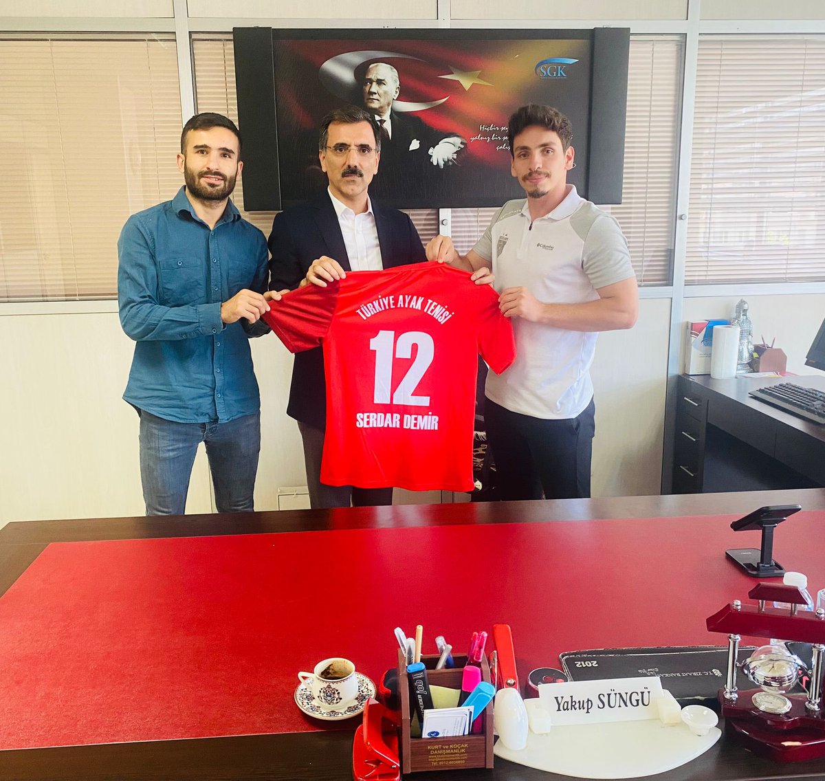 YakupSungu12's tweet photo. Solhan Ayak Tenisi ve Ayak Tenisi Milli Takım Kaptanı Serdar DEMİR ve teknik heyetten Burak YALÇIN kardeşlerime nazik ziyaretlerinden dolayı teşekkür ederim. Ulusal ve uluslararası şampiyonalarda gösterdikleri başarılardan dolayı gençlerimizle gurur duyuyoruz.@Solhanayaktenis https://t.co/FLAmavKCaR