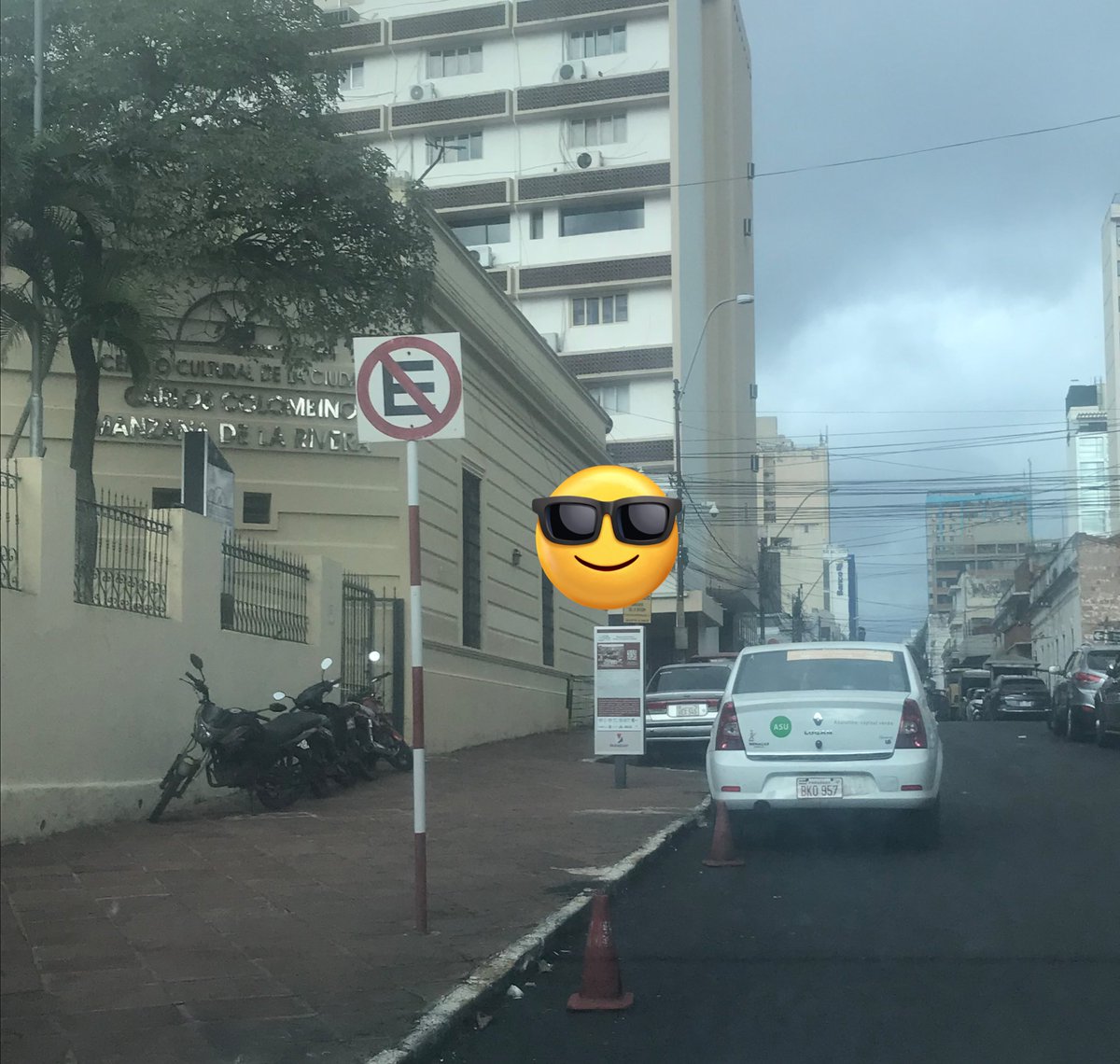 JavierePy's tweet photo. @juanvillalbapy Favor avisarle al compañero de @AsuncionMuni que significa el letrero. https://t.co/U8qB6HLNbe