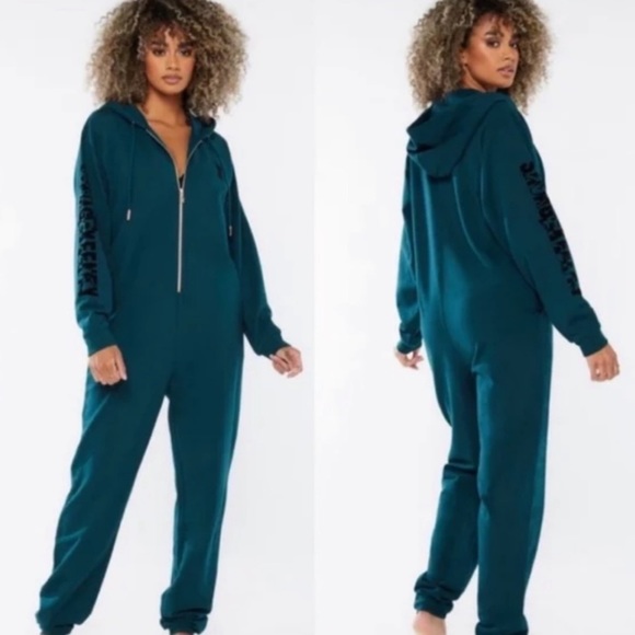 ShannonNic50's tweet photo. So good I had to share! Check out all the items I'm loving on @Poshmarkapp #poshmark #fashion #style #shopmycloset #savagexfenty #dereklam #mikoh: https://t.co/3D2lwWsbn5 https://t.co/BRqmXnfoEo