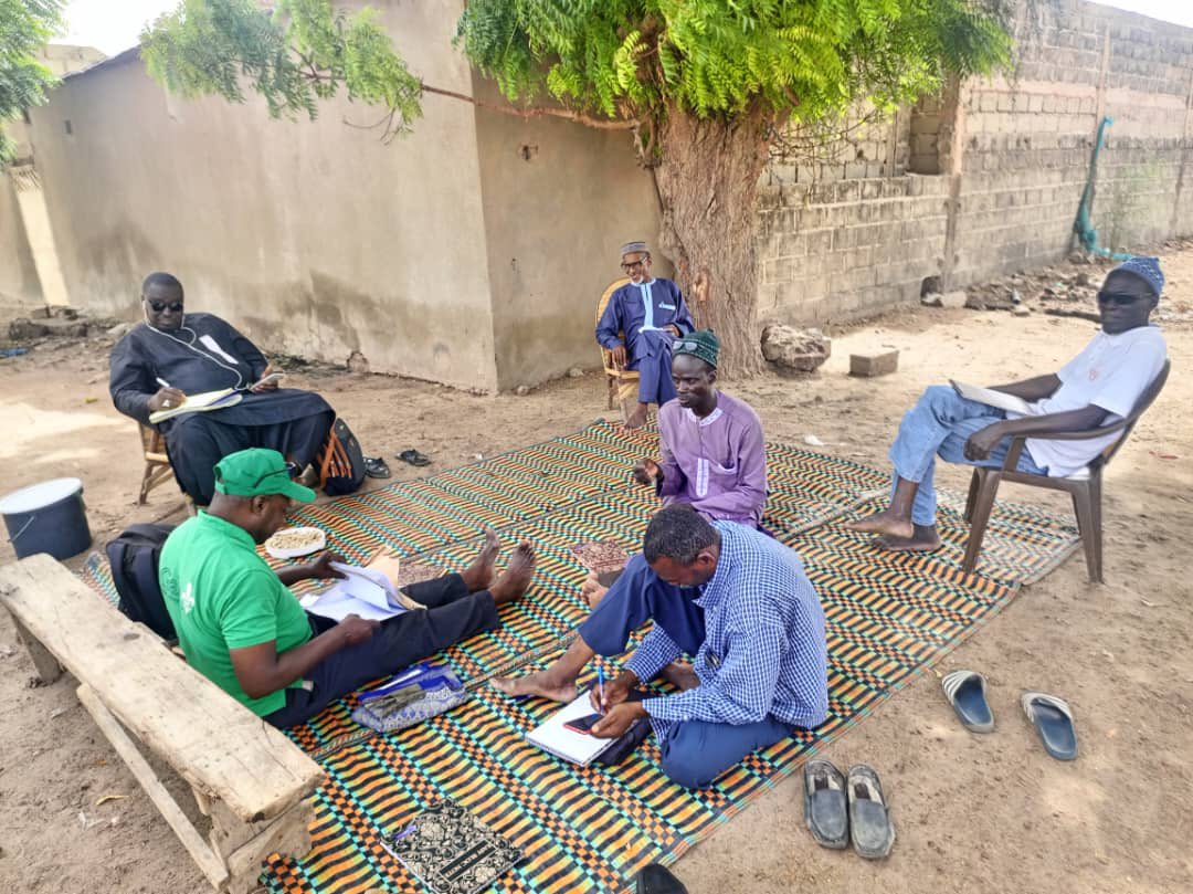 Farmers in Senegal support each other, share experiences and work together to use knowledge and resources for sustainable farming practices. With the support of Awaken Trees, a group of volunteers meets regularly to monitor the development of FMNR in the Kaffrine Region. #fmnr