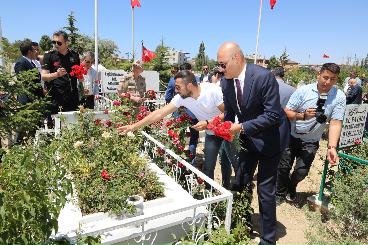 ipekyolukymkmlg's tweet photo. Kaymakamımız @ihsanemre Aydın, Van Valiliği tarafından düzenlenen 15 Temmuz Demokrasi ve Milli Birlik Günü Yıldönümü Anma ve Etkinlik Programı kapsamında Akköprü Mezarlığında okunan Kur’anı- Kerim Tilaveti’ni dinleyerek, gazilerimizle bir aya geldi, şehitliklere karanfil bıraktı. https://t.co/YpwlIJxcmz