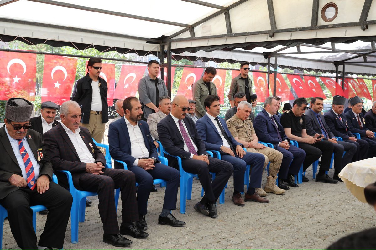 ipekyolukymkmlg's tweet photo. Kaymakamımız @ihsanemre Aydın, Van Valiliği tarafından düzenlenen 15 Temmuz Demokrasi ve Milli Birlik Günü Yıldönümü Anma ve Etkinlik Programı kapsamında Akköprü Mezarlığında okunan Kur’anı- Kerim Tilaveti’ni dinleyerek, gazilerimizle bir aya geldi, şehitliklere karanfil bıraktı. https://t.co/YpwlIJxcmz