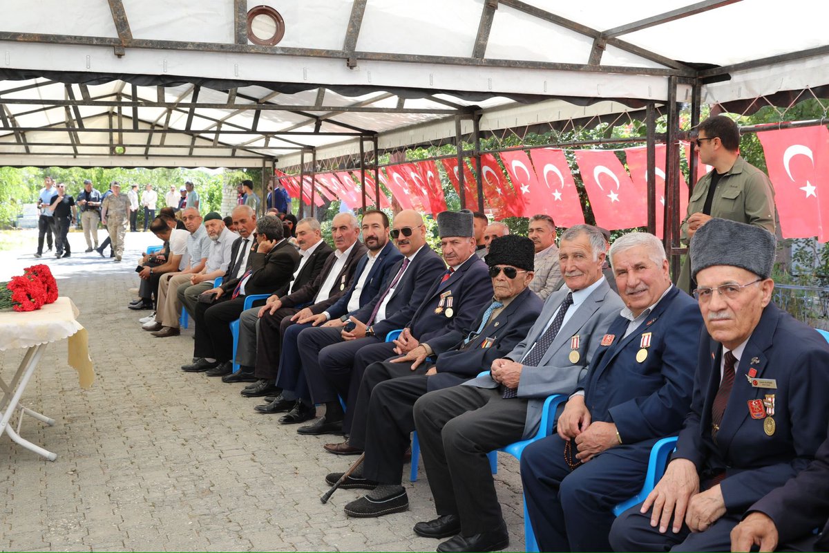 ipekyolukymkmlg's tweet photo. Kaymakamımız @ihsanemre Aydın, Van Valiliği tarafından düzenlenen 15 Temmuz Demokrasi ve Milli Birlik Günü Yıldönümü Anma ve Etkinlik Programı kapsamında Akköprü Mezarlığında okunan Kur’anı- Kerim Tilaveti’ni dinleyerek, gazilerimizle bir aya geldi, şehitliklere karanfil bıraktı. https://t.co/YpwlIJxcmz