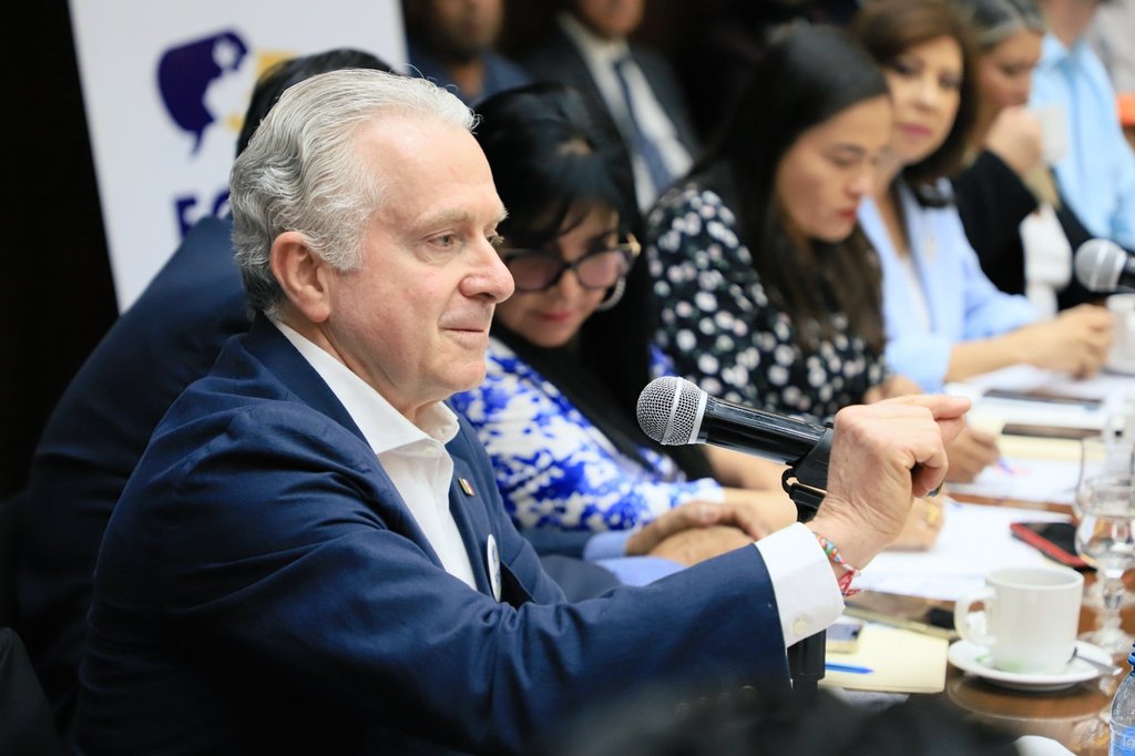 PAN_Jalisco's tweet photo. Por invitación de @ForoPlural, nuestra pdta. estatal @dianagoma asistió a la conferencia "Diálogos por México", que desarrolló @SantiagoCreelM, aspirante a encabezar los esfuerzos del @FrenteAmplioxMX.

"Construir el México que merecemos sí es posible".

#CambiemosMéxico https://t.co/1obLND4dFw