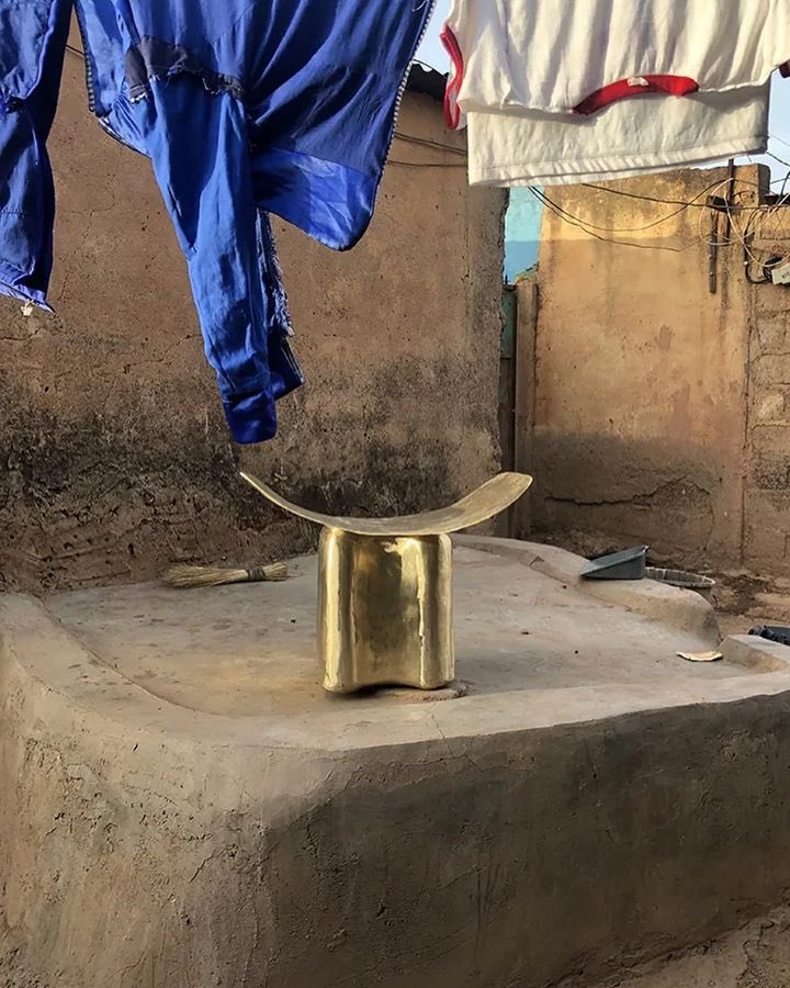 monoqidesign's tweet photo. In Burkina Faso, the word Adé is an invitation to take a seat, to sit down when you receive someone. It is often accompanied by a gesture of the hand that points the direction. Adé could be translated as « here it is ». https://t.co/TB1hmrhEJS