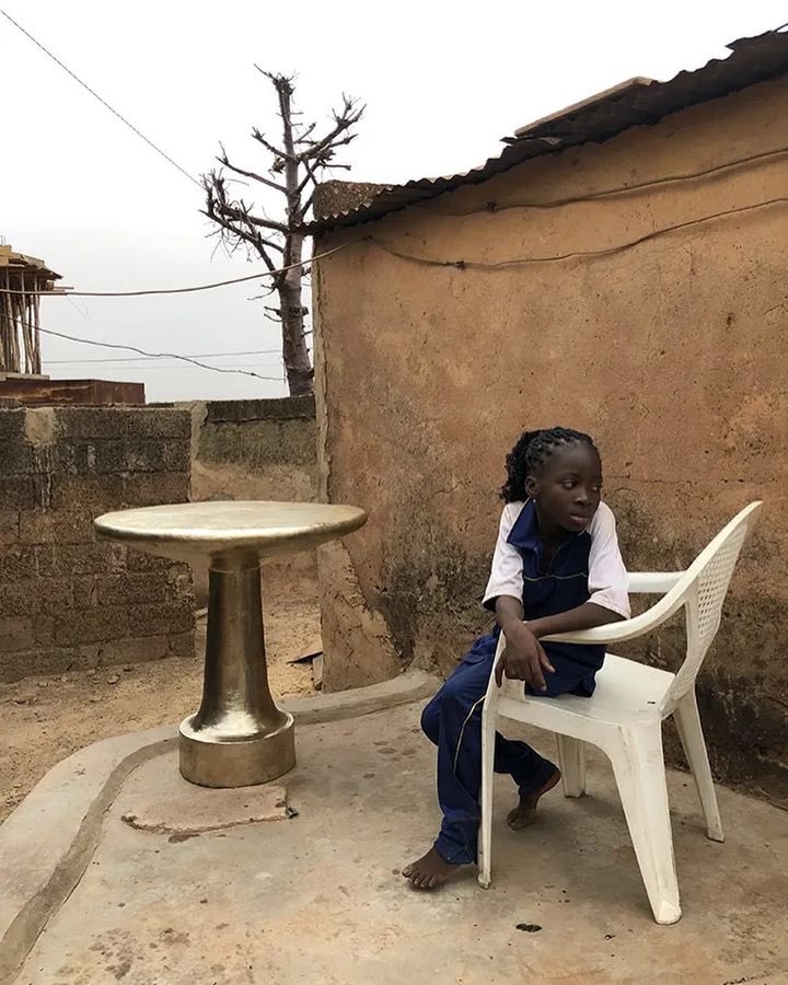 monoqidesign's tweet photo. In Burkina Faso, the word Adé is an invitation to take a seat, to sit down when you receive someone. It is often accompanied by a gesture of the hand that points the direction. Adé could be translated as « here it is ». https://t.co/TB1hmrhEJS