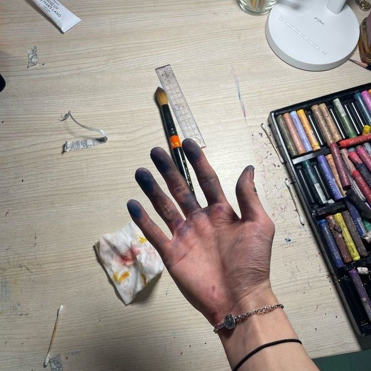 jeongsclt's tweet photo. Hwang Hyunjin sendo um pintor em nível de perfeição — uma thread de apreciação e conforto https://t.co/RyA1KF4kbD
