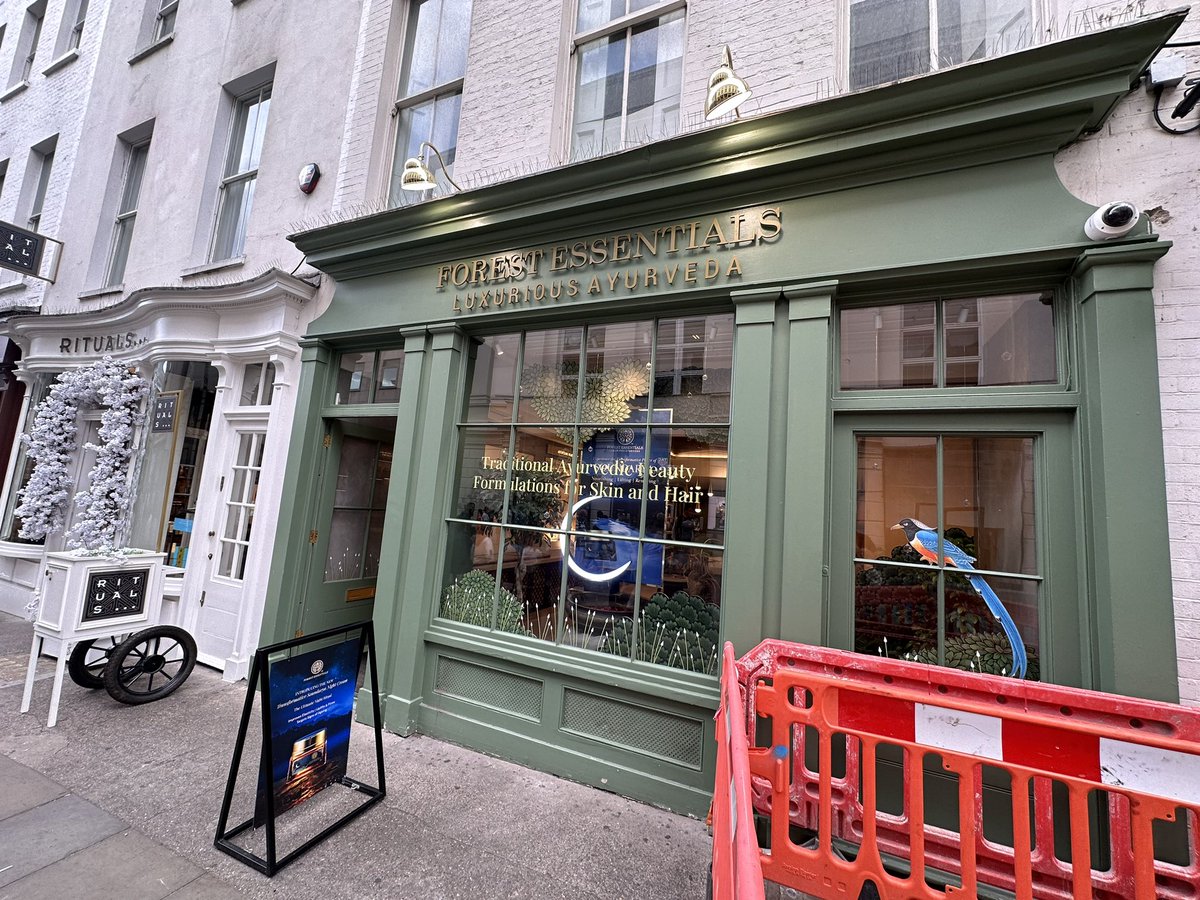 OntheRoadAJ's tweet image. Somewhat unusual #CoventGarden entertainment! Plus another Made-in-India brand going global. 😎

Those discerning Vistara pax can now re-stock their #ForestEssentials amenity kits in central London too! ✈️😜

#travel #London #AvGeek