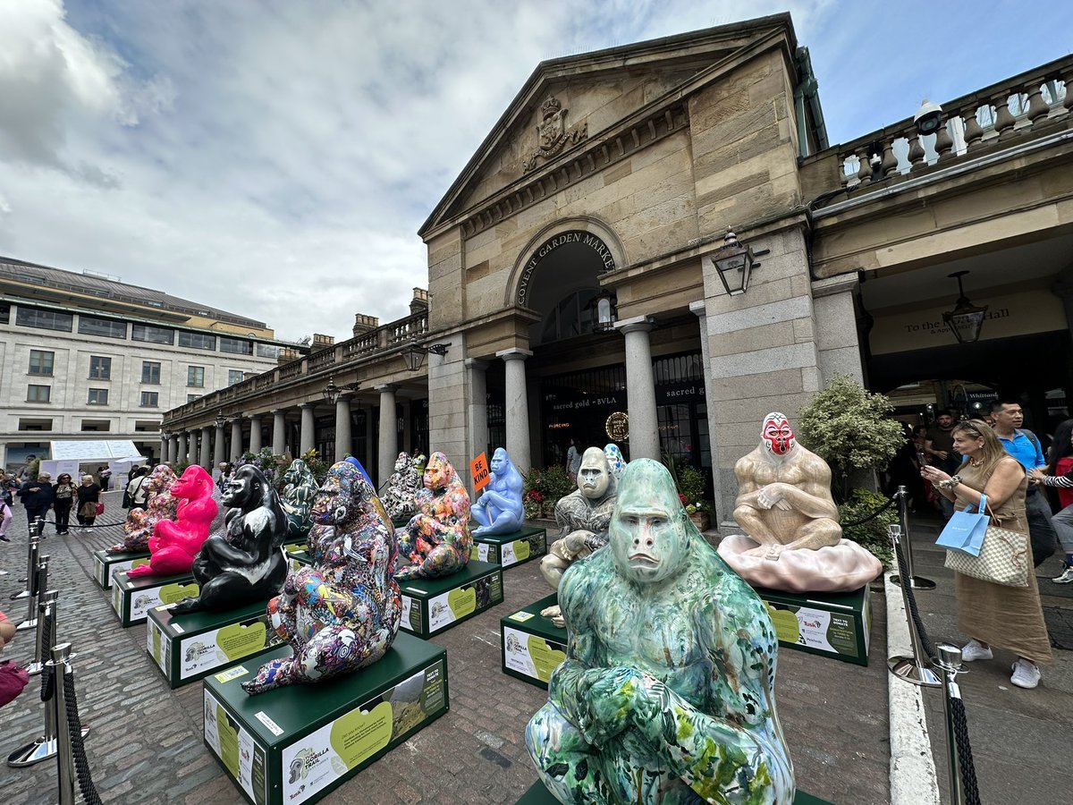 OntheRoadAJ's tweet image. Somewhat unusual #CoventGarden entertainment! Plus another Made-in-India brand going global. 😎

Those discerning Vistara pax can now re-stock their #ForestEssentials amenity kits in central London too! ✈️😜

#travel #London #AvGeek