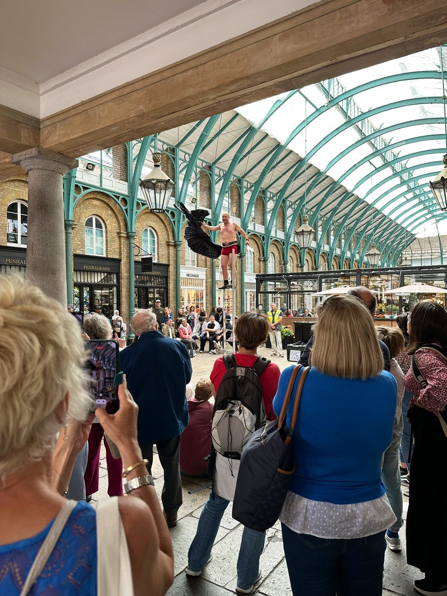 OntheRoadAJ's tweet image. Somewhat unusual #CoventGarden entertainment! Plus another Made-in-India brand going global. 😎

Those discerning Vistara pax can now re-stock their #ForestEssentials amenity kits in central London too! ✈️😜

#travel #London #AvGeek