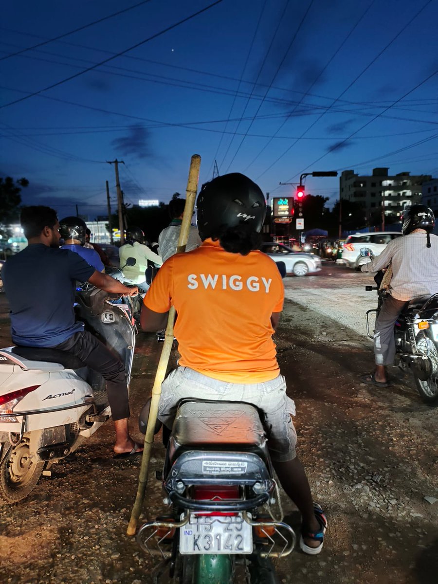 RV_Akula's tweet photo. Life is hard... But not over... He chose to raise despite the odds... Yes he is a Man and he is the HERO
@jonnybravo55 @SwiggyCares @swiggyindia @Swiggy @swiggy https://t.co/sQjSFFz07H