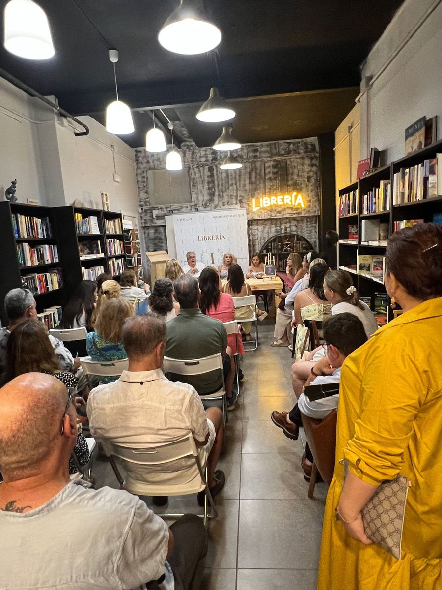 El gallo de Sandy Júhasz, canto sonoro en Valencia recordándonos que solo la Memoria salva a un pueblo de la arbitrariedad y la ignominia. No dejen de leer este tributo a la Historia, al oficio del escritor y a su papel en la preservación de la conciencia y la dignidad.