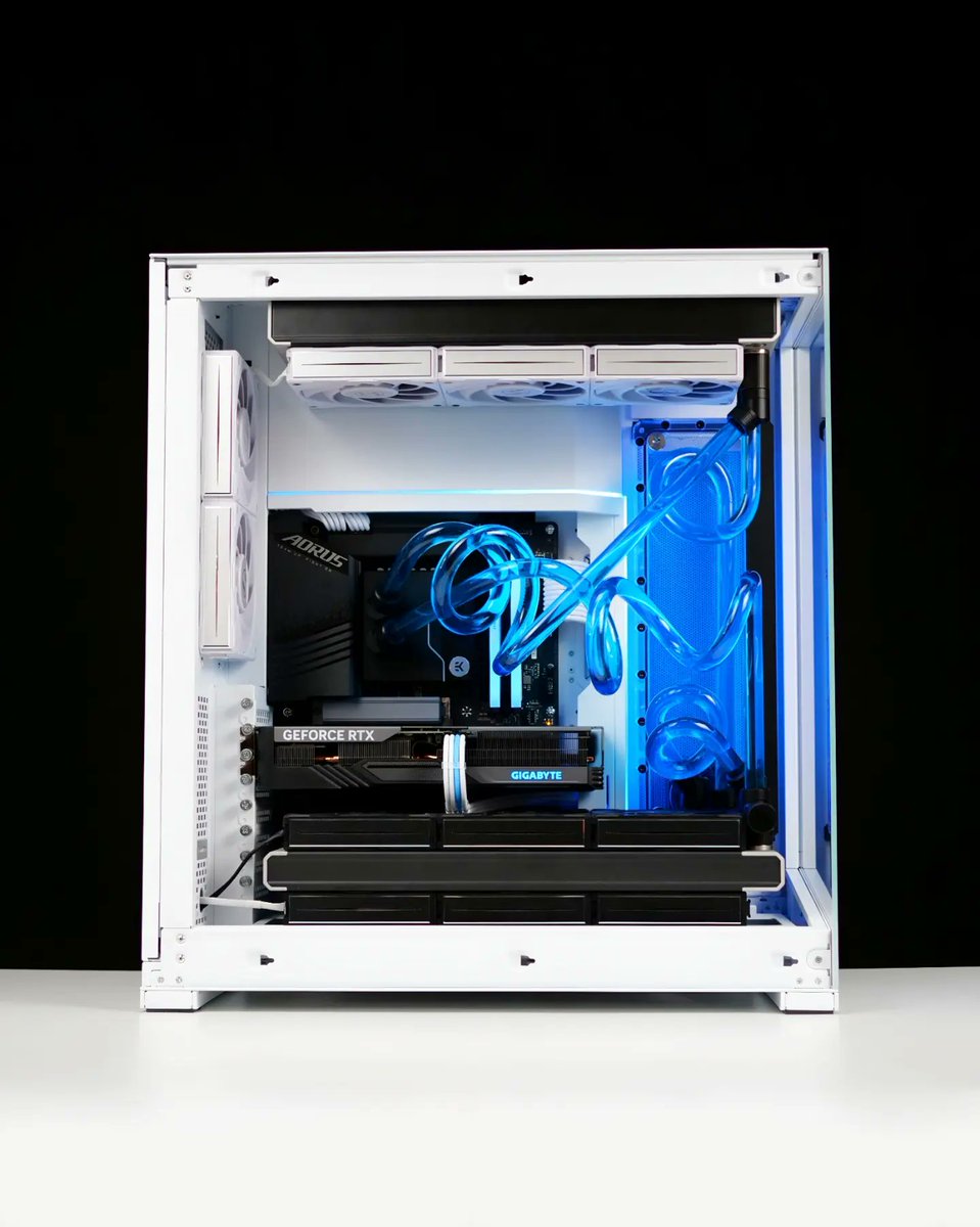 battlerigs's tweet photo. A proper look at the my @Phanteks NV7 build! Thanks to @OverclockersUK for sending it over and to @AORUS_UK for providing the components :)

#watercooledpc #custompc #customwatercooling #customloop #gamingrig #battlestation #pcmr https://t.co/HkWK7Lfbz1