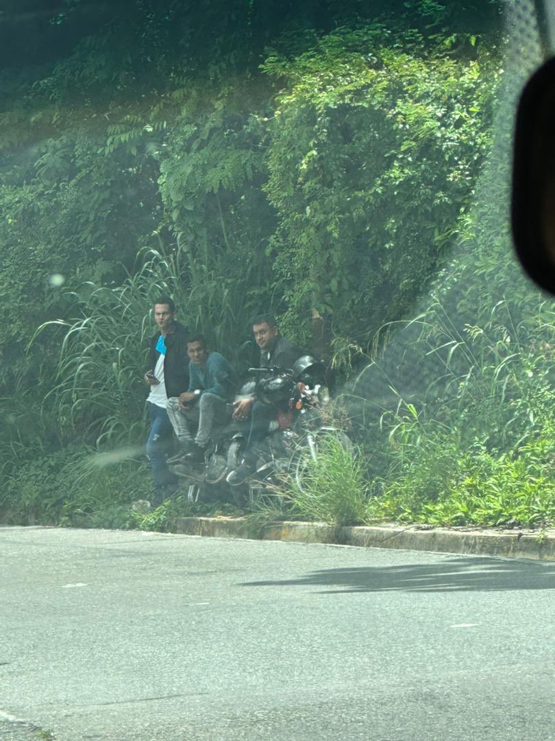 PanchoBigott's tweet photo. ALERTA @DGCIM_DENUNCIAS supuestos agentes se encuentran el la urbanización el marqués en situación sospechosa atentos @PolisucreOficia calle monsensol  @GabrielaEsSucre https://t.co/cm0pkBoF6N