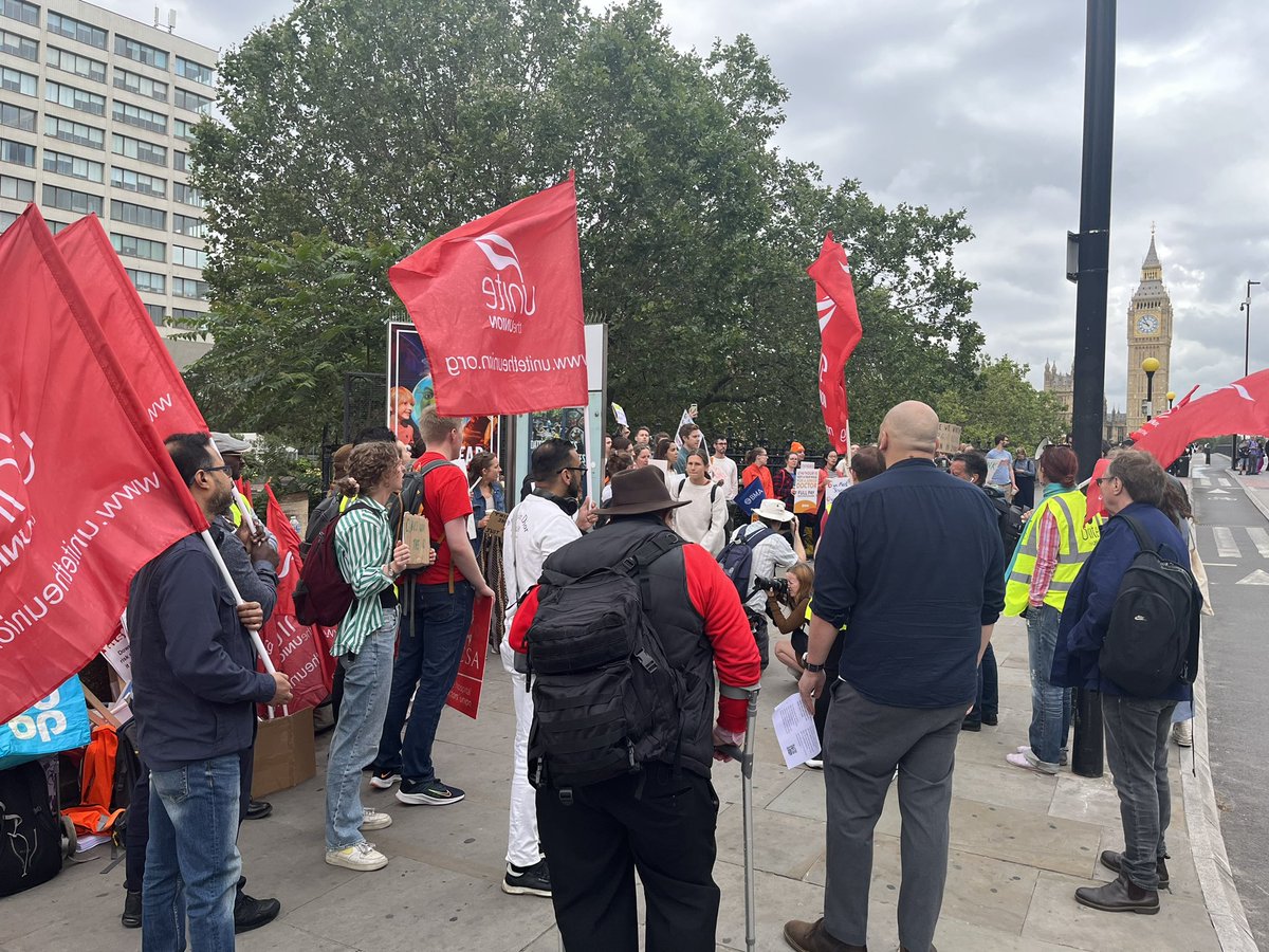 centaur2911's tweet photo. #Solidarity with our @GSTTnhs members of @UniteLondonEast who are taking #NHSstrike action today as a result of @UniteinHealth members of @unitetheunion rejection of the Government’s #payoffer.  Thanks  @johnmcdonnellMP #Solidarity @TheBMA https://t.co/JnM4GNLBcb