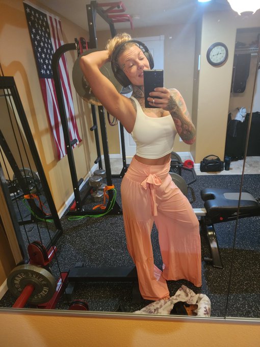 DogHouseGym 🇺🇲  #yogaday #stretch #barefeet #bodyweight #stabalizermuscles https://t.co/On3anJ5FJa<a href="/tag/yogaday"class="tags">#yogaday</a><a href="/tag/stretch"class="tags">#stretch</a><a href="/tag/barefeet"class="tags">#barefeet</a><a href="/tag/bodyweight"class="tags">#bodyweight</a><a href="/tag/stabalizermuscles"class="tags"><span>#stabalizermuscles</span></a>