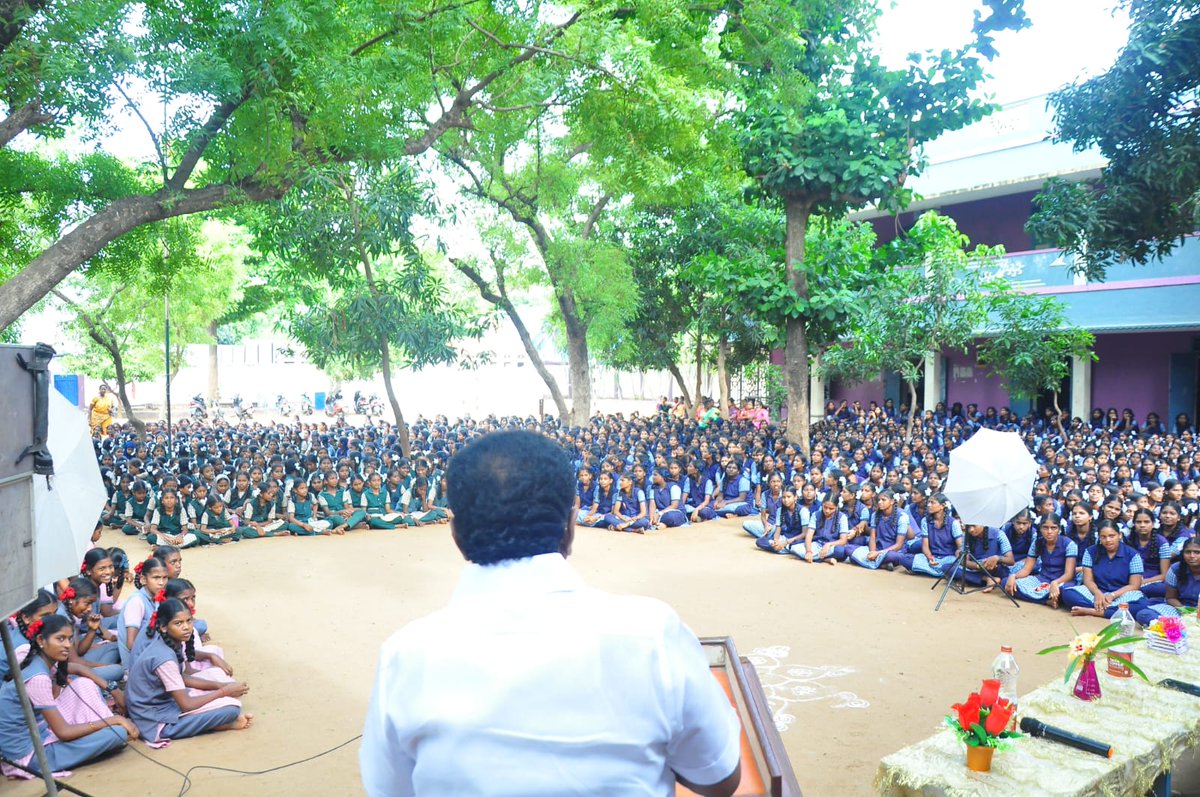 RameshTRV's tweet photo. யூனியன் வங்கியின் திருச்சி மண்டல பிராந்திய மேலாளர் திருமதி.எஸ்.எஸ்.லாவண்யா அவர்களின் தலைமையில் நடைபெற்ற நிகழ்ச்சியில் சிறப்பு விருந்தினராக கலந்துகொண்டு மாணவிகளுக்கு கொசு வலையை வழங்கி உரையாற்றினேன். https://t.co/XkLy7vnh8D