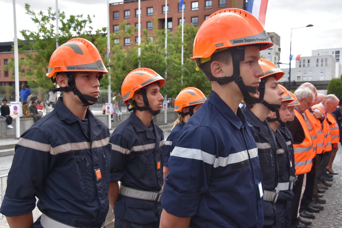 sdis91's tweet photo. Les 🧑‍🚒 étaient présents ce soir au traditionnel défilé organisé à @VilledEvryCourc par le @Prefet91. 12 🧑‍🚒, 11 jeunes 🧑‍🚒et le chef de section ont fièrement défilé.
➡️ RDV ce soir pour les bals : https://t.co/XNC2SjTDeK
➡️ RDV demain pour voir le @16_BSPF sur les Champs Élysées. https://t.co/Hr4pevH0Ep