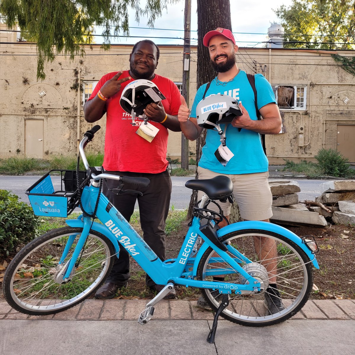 BlueBikesNOLA's tweet photo. Play it safe and wear a helmet while you're riding!
#bluebikesnola #bcbsla #ridedat https://t.co/pRbwBnmdBV