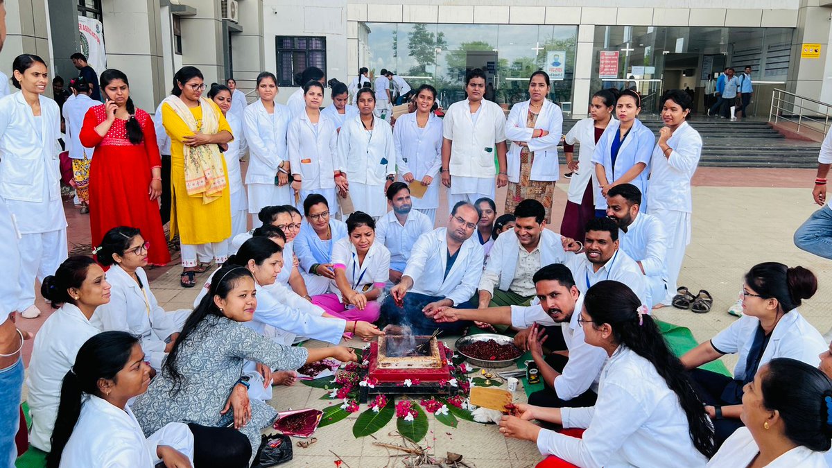 NURSING52267954's tweet photo. आज दिनांक 13/07/2023 के शानदार प्रदर्शन व हड़ताल के चौथे दिन सद्बुद्धि यज्ञ करने के लिए प्रदेश के समस्त भाई बहनों को बधाई। हड़ताल में डटे रहे जितना ज्यादा संघर्ष होगा, परिणाम भी उतने ही अच्छे होंगे। 
सबका साथ सबका विकास 🙏 BBC News NBC News News5 Zee News CNN Prima NEWS @BBCWorld https://t.co/GWEgQ3lFTI