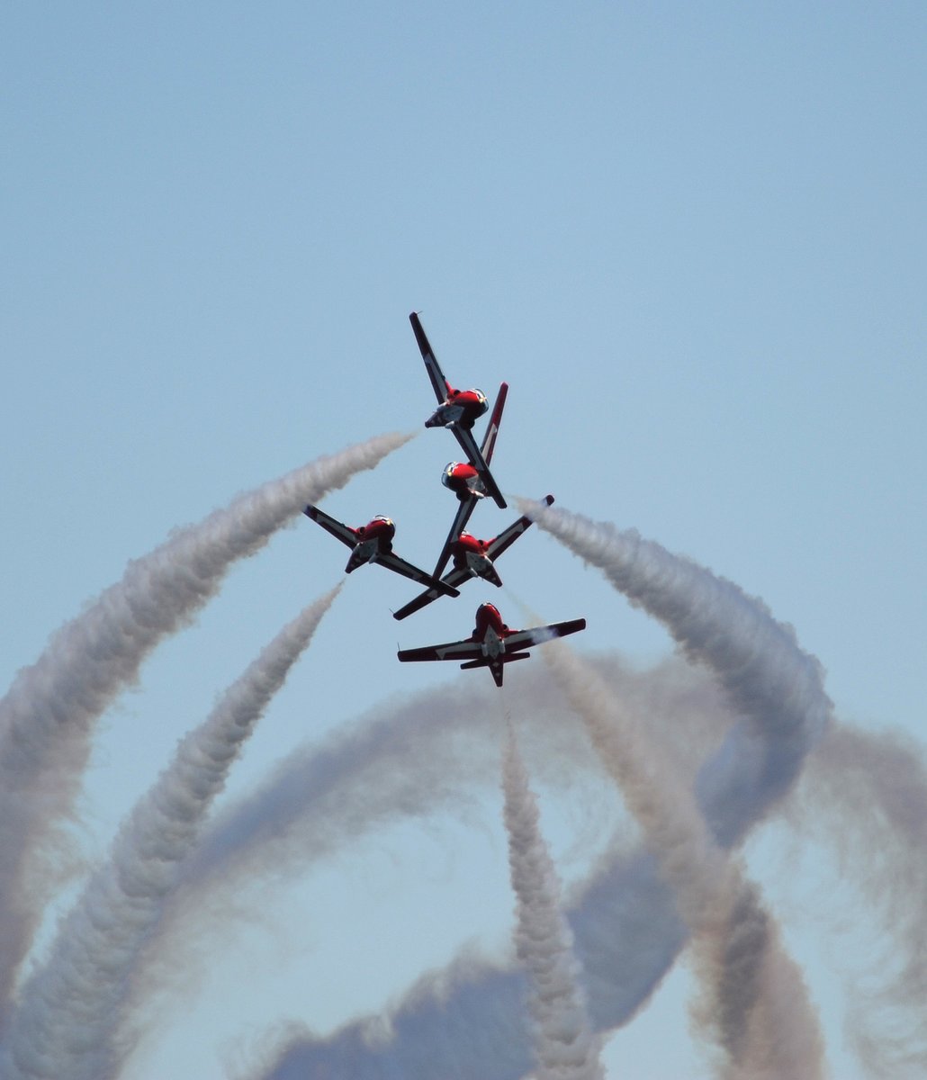 CanadianForces's tweet photo. They make it look so easy!

The Canadian Forces Snowbirds, 431 Air Demonstration Squadron, flying in formation while training at 19 Wing Comox, BC, and the surrounding area in 2009 and 2010. https://t.co/VRpB2Wk93k