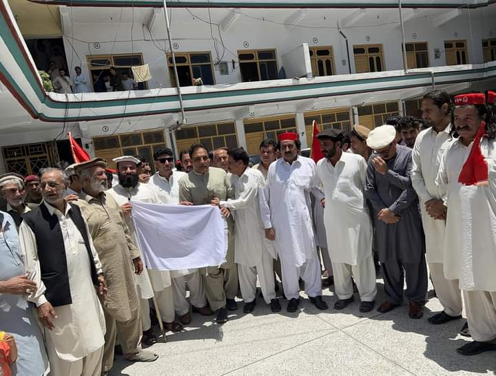 ShahiSherani's tweet photo. اراکین میں نثار مومند، ضلعی صدر ہنگو پیرحیدر علی شاہ، مولانا خانزیب، لطیف اورکزئی اور دیگر مقامی ذمہ داران اور مشران شامل تھے۔ جرگے نے دونوں فریقین سے کامیاب مذاکرات کئے اور انکو فائر بندی پر راضی کیا۔ 

#ANP | #KurramWantsPeace https://t.co/PRo2R6Or6d