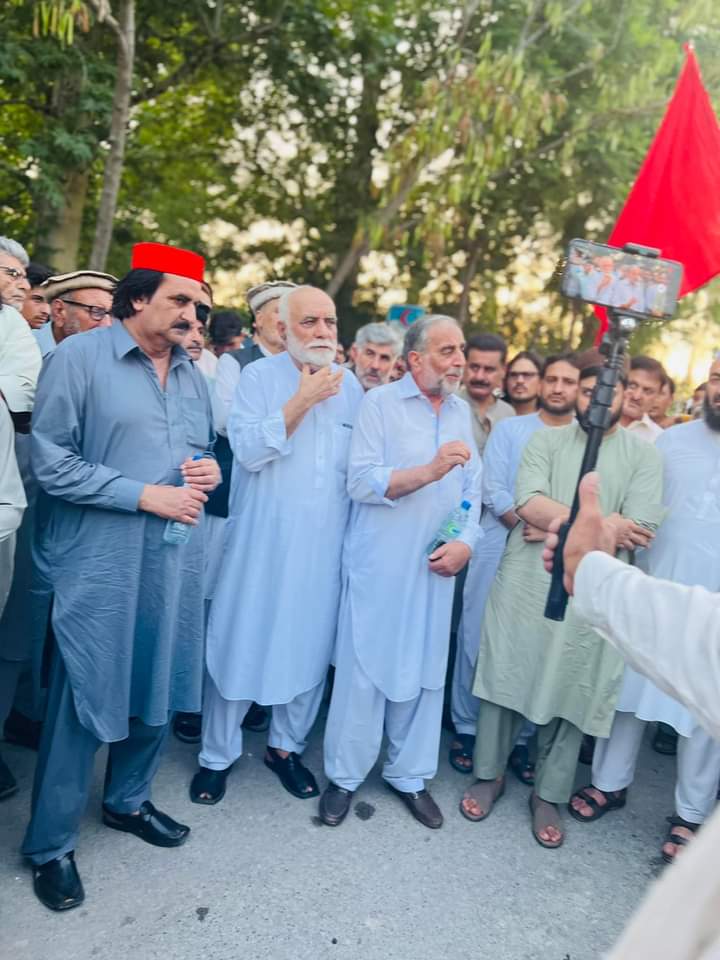 ShahiSherani's tweet photo. اراکین میں نثار مومند، ضلعی صدر ہنگو پیرحیدر علی شاہ، مولانا خانزیب، لطیف اورکزئی اور دیگر مقامی ذمہ داران اور مشران شامل تھے۔ جرگے نے دونوں فریقین سے کامیاب مذاکرات کئے اور انکو فائر بندی پر راضی کیا۔ 

#ANP | #KurramWantsPeace https://t.co/PRo2R6Or6d