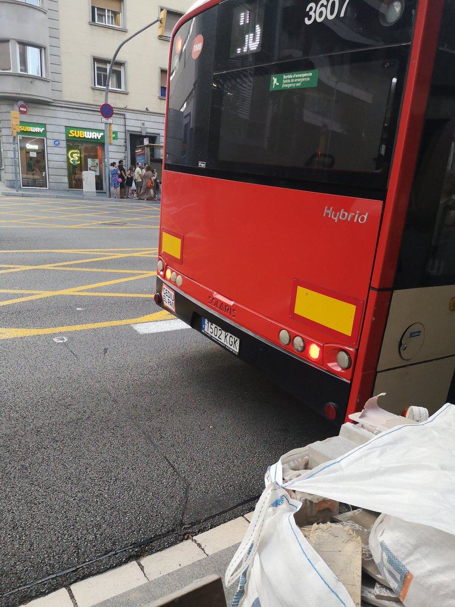 margalideteta's tweet photo. @TMB_Barcelona a l'H6 teniu la calefacció enlloc de l'aire condicionat i estem ofegant, literalment. https://t.co/Fxk8eVQL2s