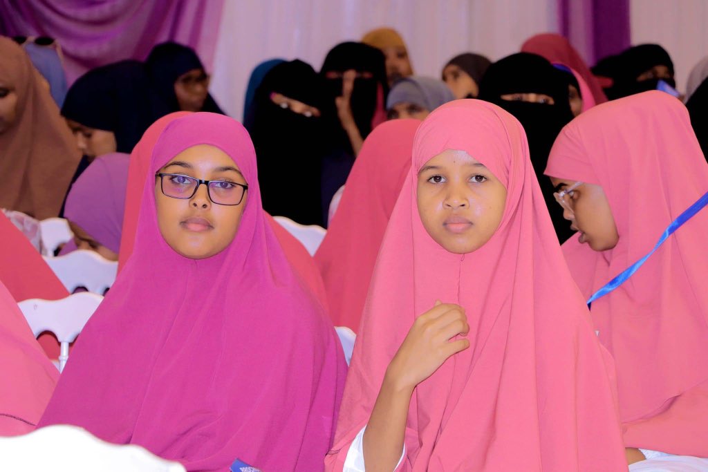 Yahyewellman's tweet photo. Waxaan dhiiri gelin ugu tagay arday dhamaysatay waxbarashada dugsiga, dhamaan waalidiinta iyo macallimiinta dadaalka ku bixisay waxaan ku bogaadinaynaa doorkooda ku aadan barbaarinta ubadka Soomaaliyeed, gaar ahaan Gobolka Banaadir.
#MakeChange
#Practice OQP
#ChiefyahyeWellman https://t.co/UHa2fOZCLB