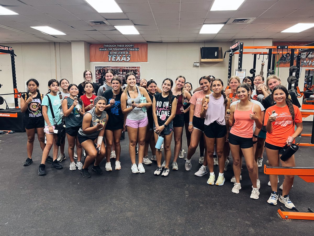 GonzalesLAVB's tweet photo. Ice Cream Thursday, after a great workout!! 🧡 https://t.co/cf91aXfZD9