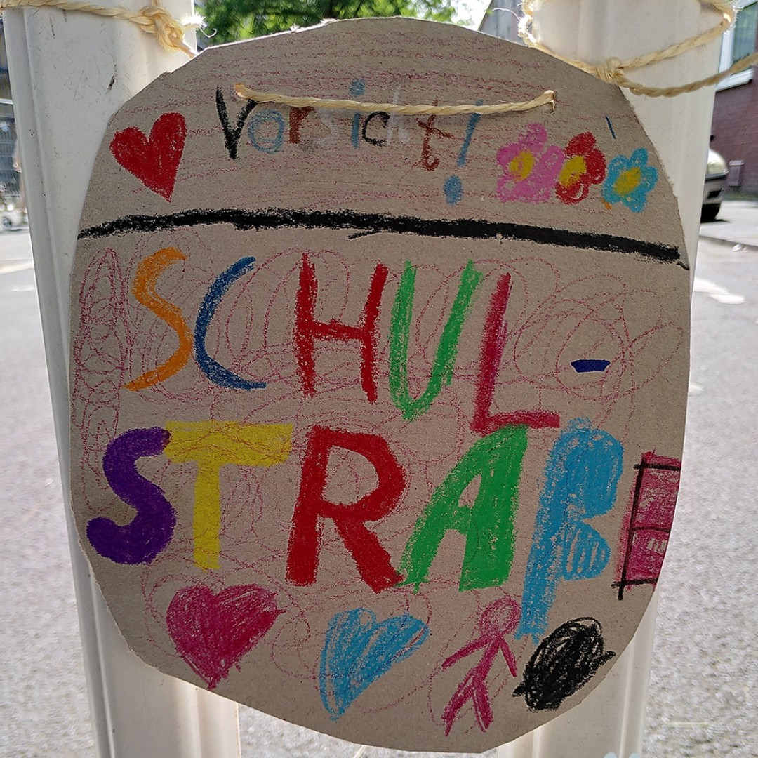 Ende September finden die nächsten #KidicalMass Aktionstage statt. Unsere Aktionen sind z.B. #Schulstraßen , ein #Fahrradbus, der Kinder mit dem Rad sicher zur Schule bringt. Und die #KidicalMass #Fahrraddemo an vielen Orten weltweit. Seid dabei! kinderaufsrad.org