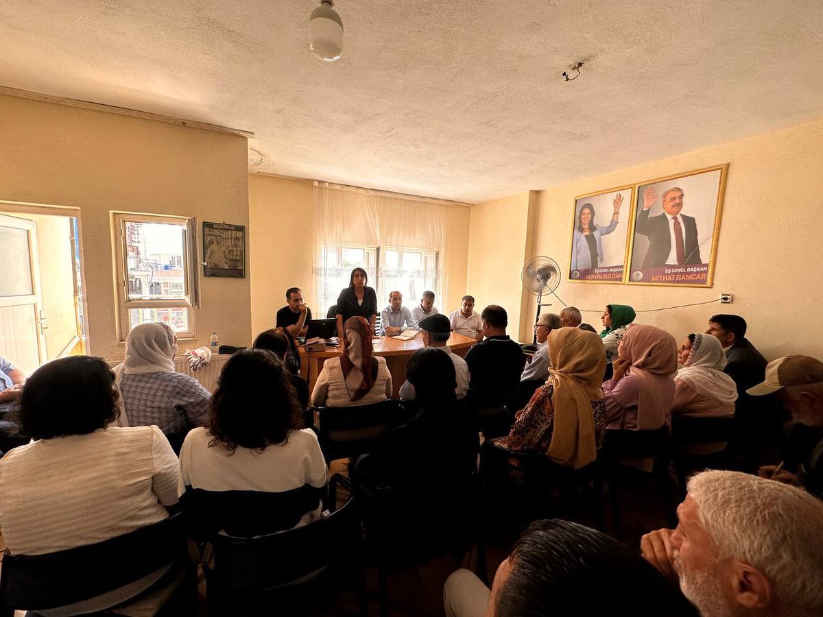 Em li navçeya Hezo bi tevlîbûna hevserokê DBP, endamên Meclîsa Partiyê û rêxistina bajêr bi gelê xwe re hatin cem hev. Ji bo pêvajoyek nû me li nêrîn, nirxandin û rexneyên gelê Hezo gohdar kir. 
Tevgera azadiyê wê bi nirxandinên gelê me pêşve biçe û serbikeve!