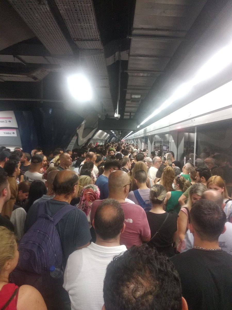 biryurrek's tweet photo. Herşey o kadar güzel oluyorkiii bu güzellik sayesinde baya bir kaynaştık! Yıldız-Mahmutbey metro hattı ariza nedeniyle bırakın yürümeyi nefes alabilmek için bile sıra bekledik resmen, rezillik diz boyu... çok yazik oldu sana İstanbul çooook. https://t.co/QvVYneQDZA
