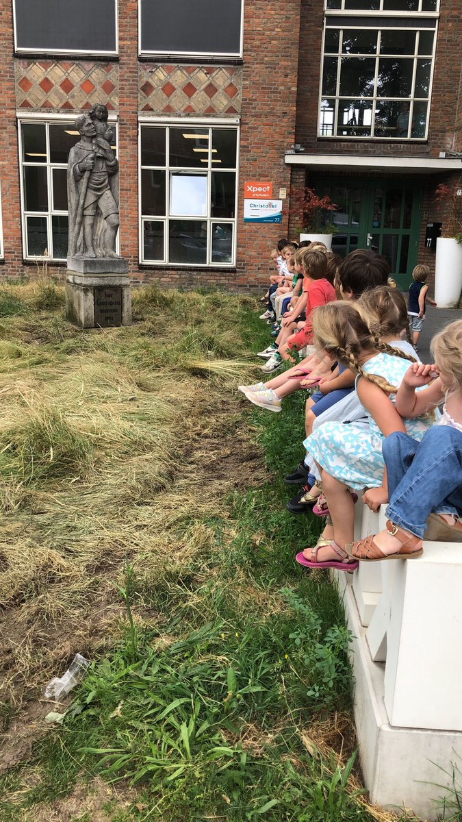 Wow! Vanmorgen ontving Kindcentrum Christoffel namens Parochie de Goede Herder in Tilburg-Zuid en Goirle het beeld van Sint Christoffel. Het beeld is een stukje geschiedenis en erfgoed dat we met trots delen met onze kinderen en de buurt. Meteen welkom geheten door de kinderen.